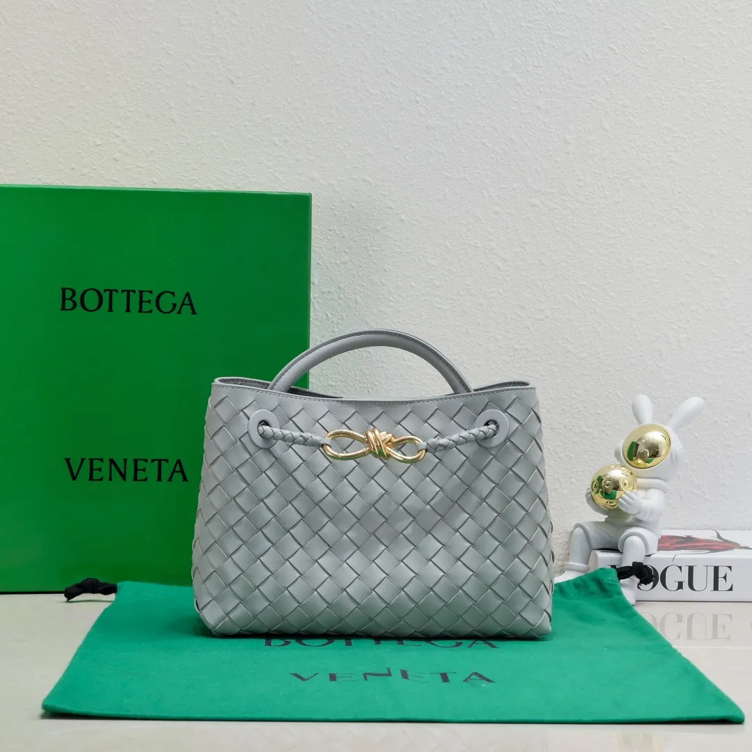 Batch 1860 B's 2023 spring and summer new model continues the brand's woven style with detailed metal knot switch buckles. This time, the shoulder straps are also made into tube weaves, showing different craftsmanship. The carrying method is versatile to create more different looks. Intrecciato woven leather small handbag, equipped with sliding crossbody strap. Internal compartments, including 1 zipper pocket and 2 open pockets with magnetic buckle closure. Size: 25*20*10cm, model: 7463#